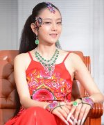 <b>66岁杨丽萍云南逛街被偶遇穿棉麻素衣仙气飘飘显</b>