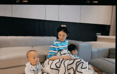 37岁赵丽颖和闺蜜豪宅穿蓝色条纹衫搭牛仔裤低调